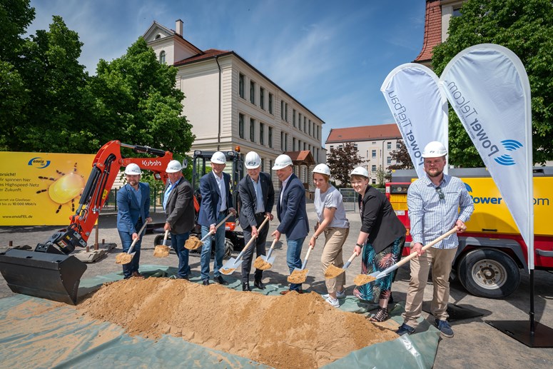 Spatenstich Glasfaser für Markkleeberger Schulen und Horte Aufnahme des Spatenstichs in Markkleeberg vor einer Schule mit mehreren Personen im Bild