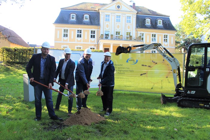 Foto Symbolischer Spatenstich Glasfaserausbau Pegau Elstertrebnitz Aufnahme des Spatenstichs zum Glasfaserausbau in Pegau Elstertrebnitz