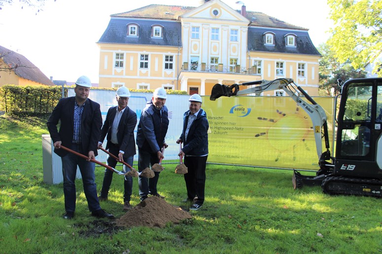 Foto Symbolischer Spatenstich Glasfaserausbau Pegau Elstertrebnitz Aufnahme des Spatenstichs zum Glasfaserausbau in Pegau Elstertrebnitz