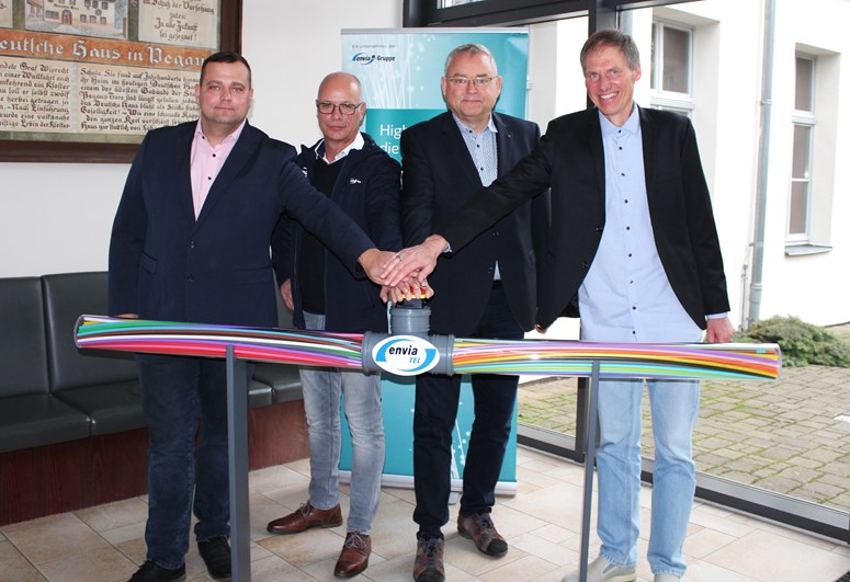 Symbolische Inbetriebnahme Glasfasernetz envia TEL in Pegau und Elstertrebnitz