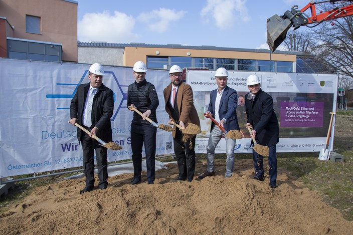 Spatenstich Glasfaserausbau Erzgebirgskreis Aufnahme des Spatenstichs zum Glasfaserausbau durch die envia TEL im Erzgebirgskreis
