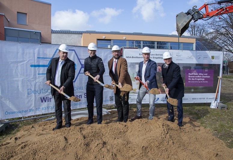 Spatenstich Glasfaserausbau Erzgebirgskreis Aufnahme des Spatenstichs zum Glasfaserausbau durch die envia TEL im Erzgebirgskreis