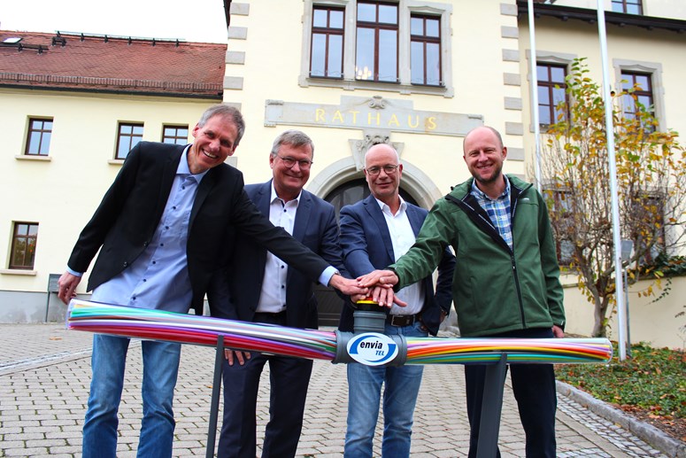 envia TEL Glasfasernetz in Zwenkau in Betrieb Aufnahme von der Inbetriebnahme des Glasfasernetzes der envia TEL in Zwenkau