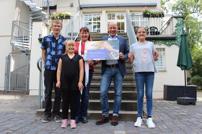 Foto envia TEL unterstützt Kinderheim Markkleeberg Stephan Drescher, Geschäftsführer der envia TEL, mit Kindern des Kinderheims in Markkleeberg