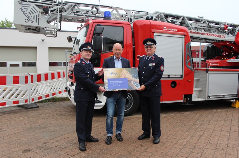 Spende FFW Markkleeberg-West Stephan Drescher, Geschäftsführer der envia TEL, mit Feuerwehrmännern der FFW in Markkleeberg