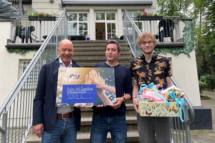 Spendenübergabe Kinder- und Jugendheim Markkleeberg Stephan Drescher, Geschäftsführer der envia TEL mit dem Leiter des Kinder- und Jugendheim Markkleeberg