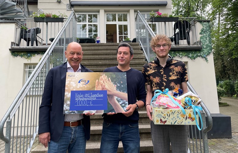 Spendenübergabe Kinder- und Jugendheim Markkleeberg Stephan Drescher, Geschäftsführer der envia TEL mit dem Leiter des Kinder- und Jugendheim Markkleeberg