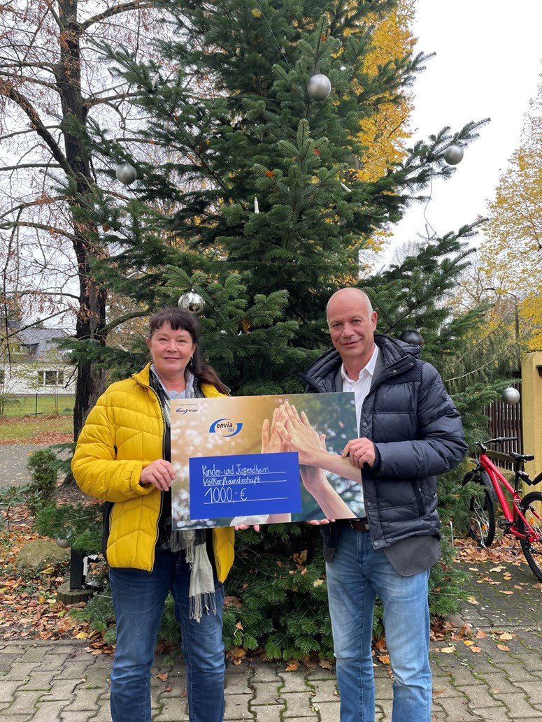 Symbolische Spendenübergabe Haiko Rennert, Geschäftsführer der envia TEL, steht zusammen mit der Heimleitung vor dem Kinderheim Völkerfreundschaft und hält einen Scheck