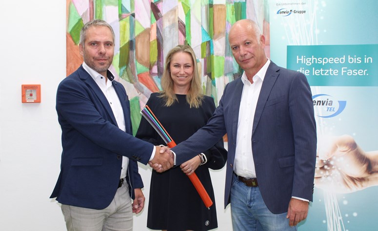envia TEL Glasfaserausbau Markranstädt Haiko Rennert, Geschäftsführer der envia TEL, Nico Nierenberg (Geschäftsleiter König Elektro-Fernmeldebau GmbH) und Nadine Sitterich (Bürgermeisterin der Stadt Markranstädt) bei einer feierlichen Baudienstleistungsvergabe