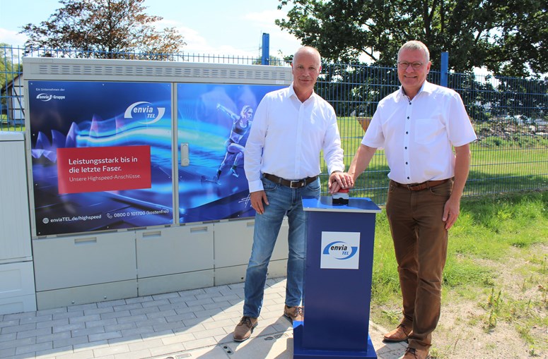 Inbetriebnahme erster Bauabschnitt Glasfasernetz Zwenkau Inbetriebnahme mit Haiko Rennert, envia TEL, und Bürgermeister Holger Schulz