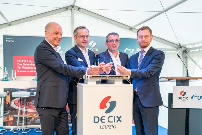 Symbolische Inbetriebnahme Internetknoten DE-CIX Leipzig Inbetriebnahme des DE-CIX Knoten in Leipzig
