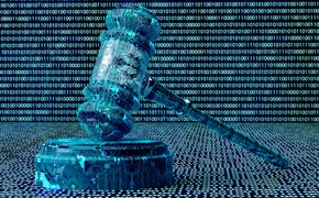 NIS2-Richtlinie Schwarzer Hammer auf Sockel mit Codierungen im Hintergrund