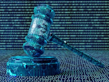 NIS2-Richtlinie Schwarzer Hammer auf Sockel mit Codierungen im Hintergrund