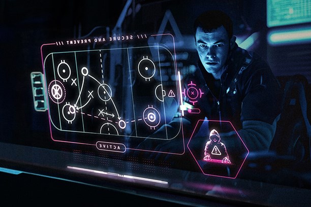 Prevent Mann sitzt vor leuchtendem digitalem Spielplan
