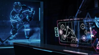 Secure & Prevent envia TEL Cybersecurity Mann mit digitalem Spielplan eines Eishockeyspiels, daneben ein Eishockeyspieler mit leuchtenden Umrissen