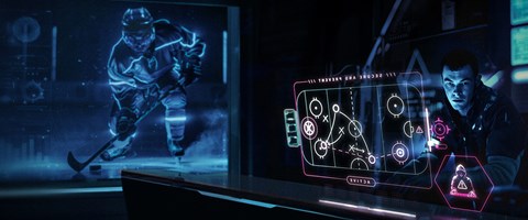Secure & Prevent envia TEL Cybersecurity Mann mit digitalem Spielplan eines Eishockeyspiels, daneben ein Eishockeyspieler mit leuchtenden Umrissen