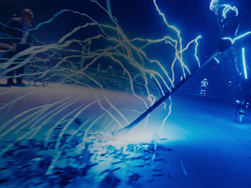 Security Abwehrformation Eishockeyspieler mit Schläger in der Hand, von dem blaue Blitze abgehen