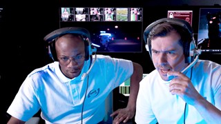 Security-Coaches envia-TEL Zwei Männer mit envia TEL T-Shirts und Kopfhörern sitzen in einem Raum mit vielen Bildschirmen und überwachen Vorgänge