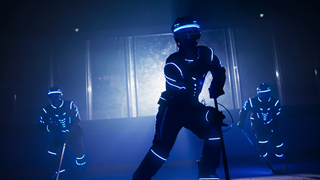 Security Newsletter enviaTEL Backup Drei Eishockeyspieler vor dunklem Hintergrund und blau beleuchteten Anzügen