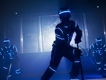 Security Newsletter enviaTEL Backup Drei Eishockeyspieler vor dunklem Hintergrund und blau beleuchteten Anzügen