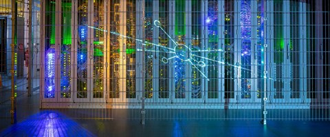 Referenzbericht EXXETA Sicherheitsraum mit Serverschränken, davor eine Projektion aus Kreisen und Linien